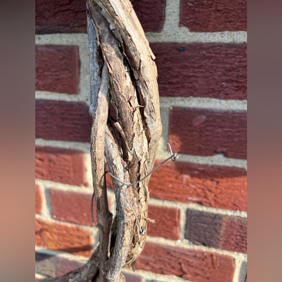 Hand twisted vine wreath base - Picture 2 of 2